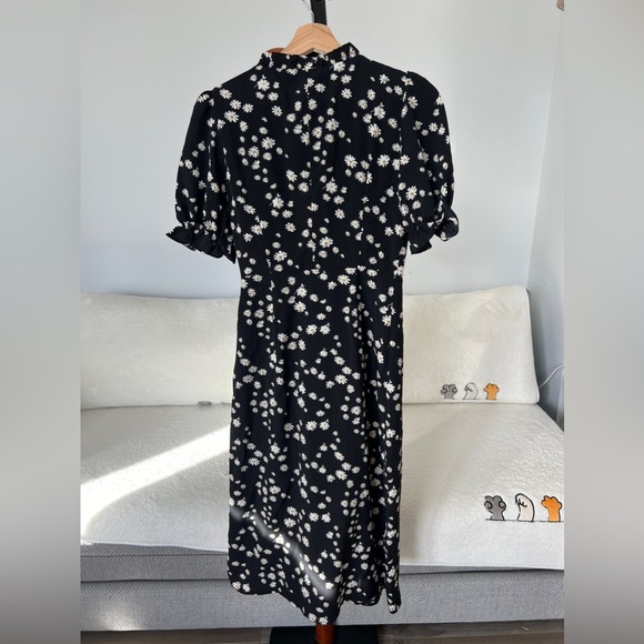 NWOT SRKBOUTIQUE Black Daisy Print Midi Dress, Lined, Puff Sleeves – Size M - Picture 2 of 8